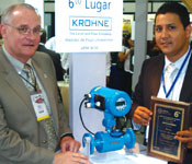 Gerald Cockrell, president of the ISA, and Leopoldo Gonzalez Ramos, sales manager Krohne Mexico, with the award